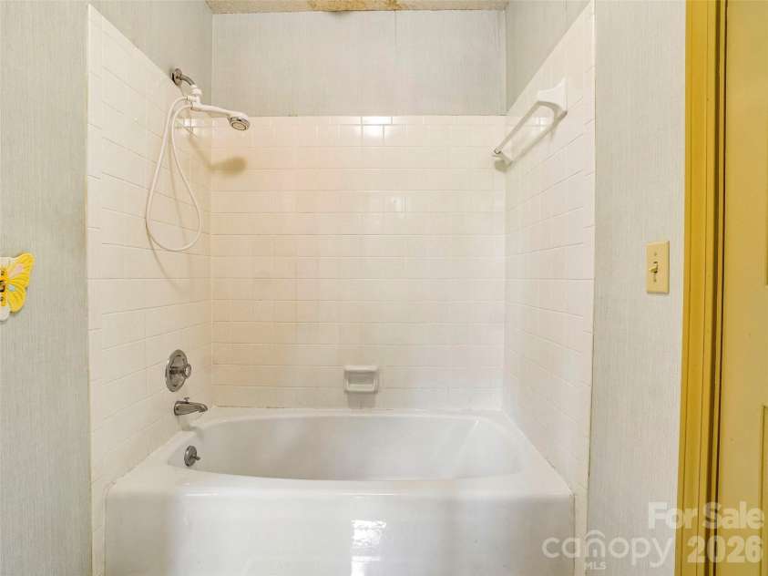 114 Overlook Road, Asheville, NC 28803.  MLS# CAR4385234, YatesRealty ID 25384. 