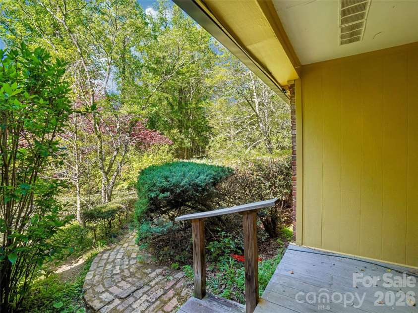 114 Overlook Road, Asheville, NC 28803.  MLS# CAR4385234, YatesRealty ID 25384. 