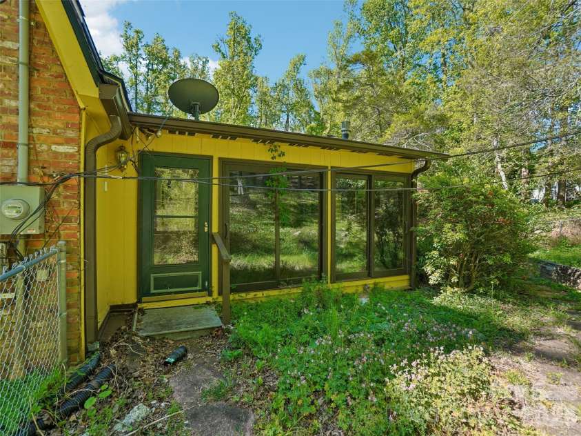 114 Overlook Road, Asheville, NC 28803.  MLS# CAR4385234, YatesRealty ID 25384. 