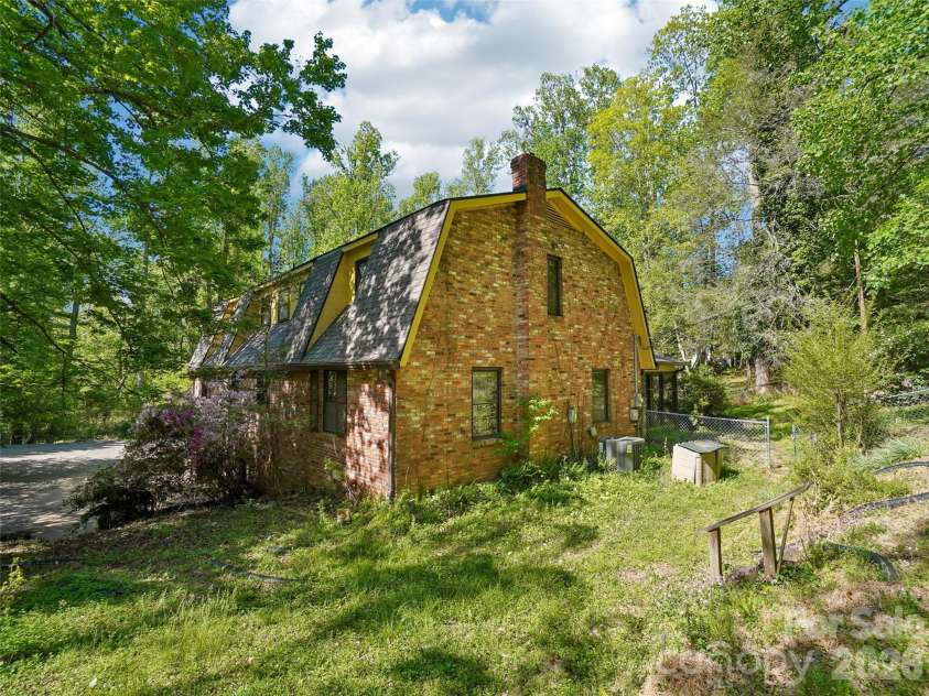 114 Overlook Road, Asheville, NC 28803.  MLS# CAR4385234, YatesRealty ID 25384. 