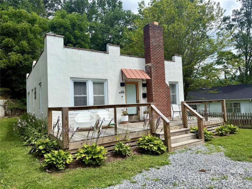 355 Walnut Avenue, Spruce Pine, NC 28777.  MLS# CAR4280566, YatesRealty ID 25385. 