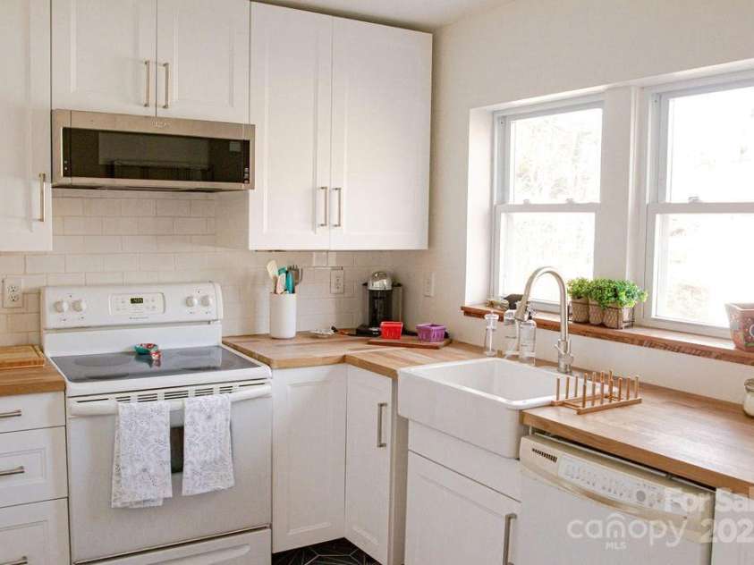 355 Walnut Avenue, Spruce Pine, NC 28777.  MLS# CAR4280566, YatesRealty ID 25385. 