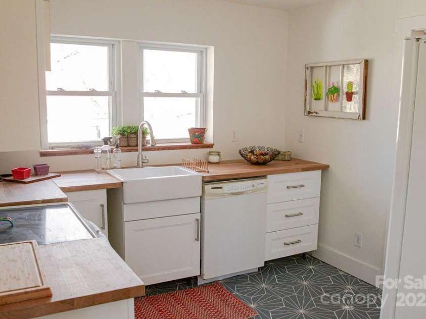 355 Walnut Avenue, Spruce Pine, NC 28777.  MLS# CAR4280566, YatesRealty ID 25385. 