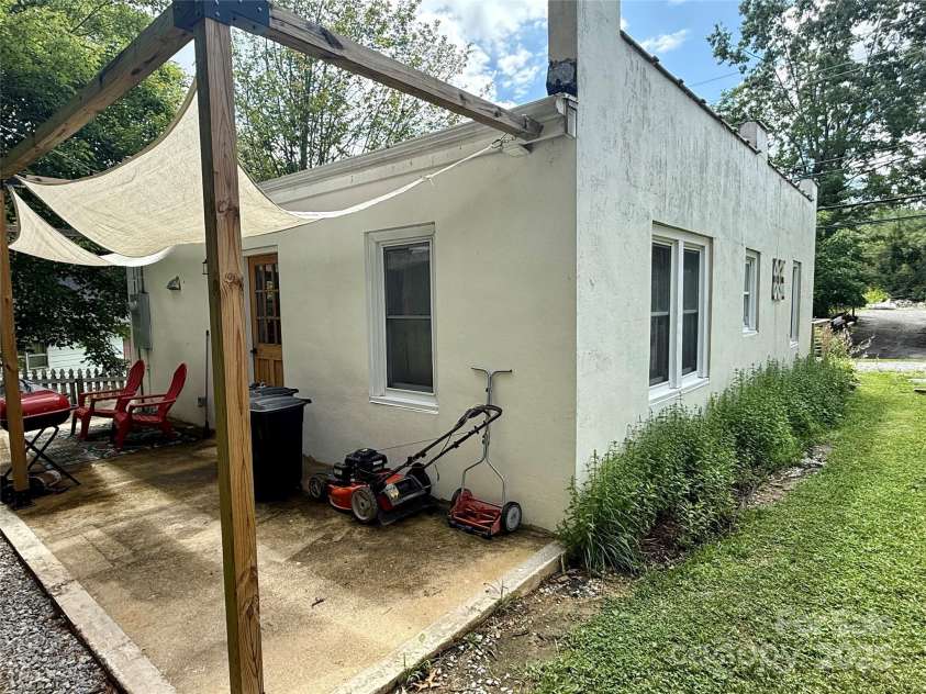 355 Walnut Avenue, Spruce Pine, NC 28777.  MLS# CAR4280566, YatesRealty ID 25385. 