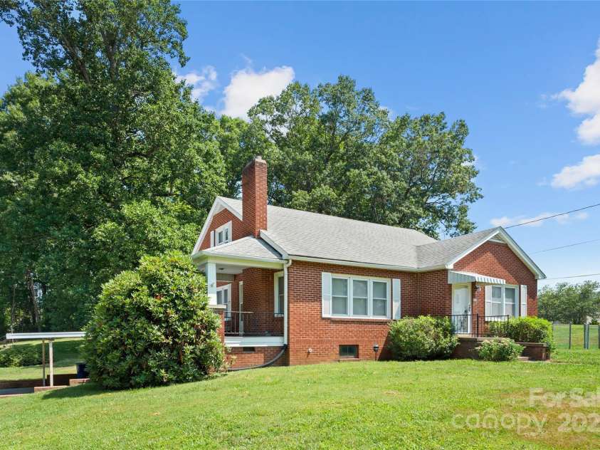 888 Monte Vista Road, Candler, NC 28715.  MLS# CAR4280575, YatesRealty ID 25386. 