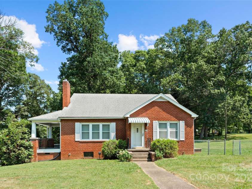 888 Monte Vista Road, Candler, NC 28715.  MLS# CAR4280575, YatesRealty ID 25386. 