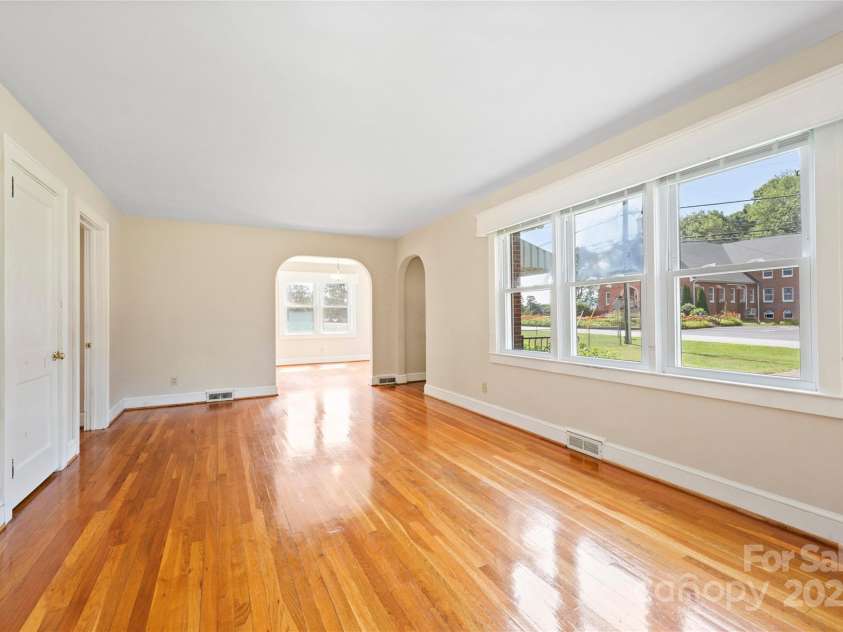 888 Monte Vista Road, Candler, NC 28715.  MLS# CAR4280575, YatesRealty ID 25386. 