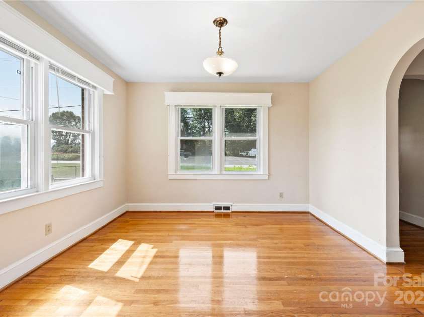 888 Monte Vista Road, Candler, NC 28715.  MLS# CAR4280575, YatesRealty ID 25386. 