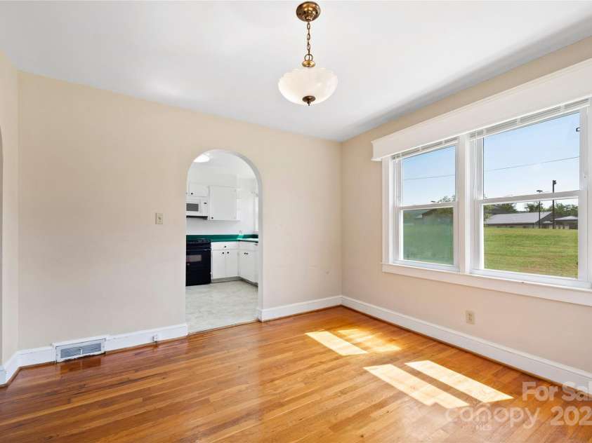 888 Monte Vista Road, Candler, NC 28715.  MLS# CAR4280575, YatesRealty ID 25386. 