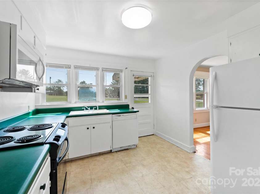 888 Monte Vista Road, Candler, NC 28715.  MLS# CAR4280575, YatesRealty ID 25386. 