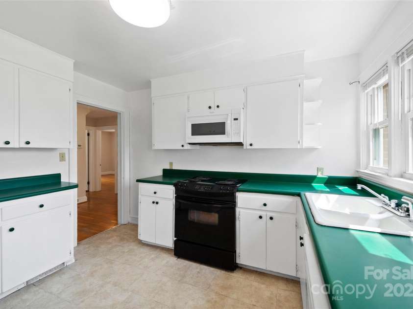 888 Monte Vista Road, Candler, NC 28715.  MLS# CAR4280575, YatesRealty ID 25386. 