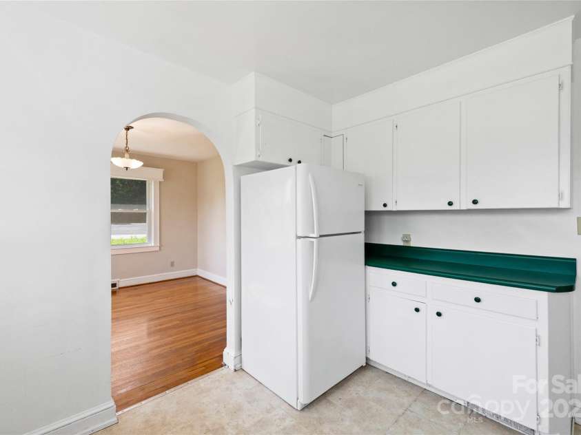 888 Monte Vista Road, Candler, NC 28715.  MLS# CAR4280575, YatesRealty ID 25386. 