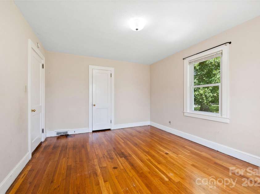 888 Monte Vista Road, Candler, NC 28715.  MLS# CAR4280575, YatesRealty ID 25386. 