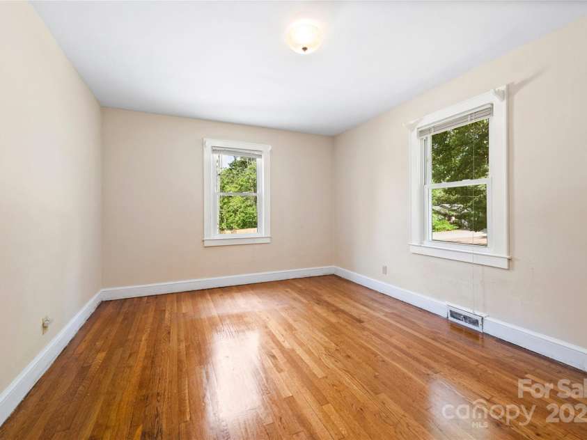 888 Monte Vista Road, Candler, NC 28715.  MLS# CAR4280575, YatesRealty ID 25386. 