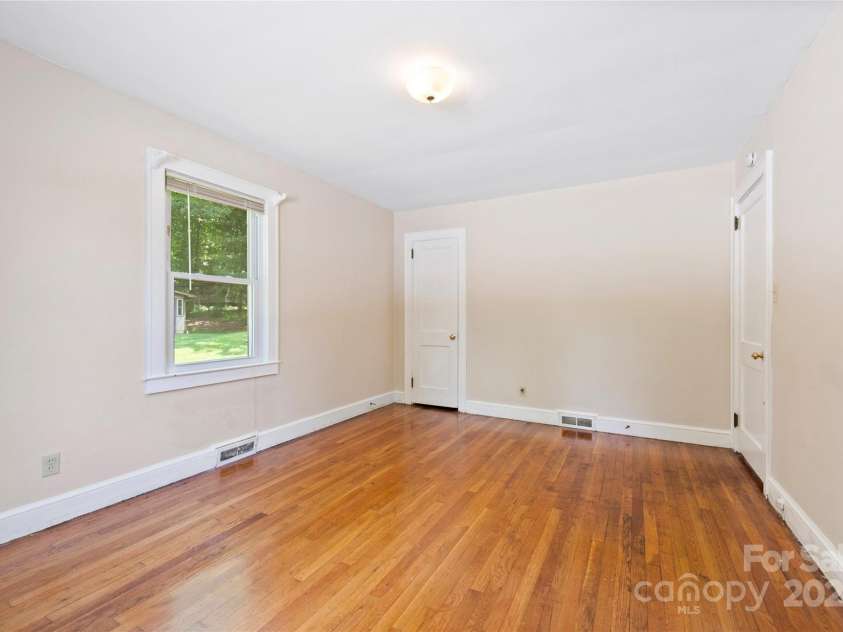 888 Monte Vista Road, Candler, NC 28715.  MLS# CAR4280575, YatesRealty ID 25386. 