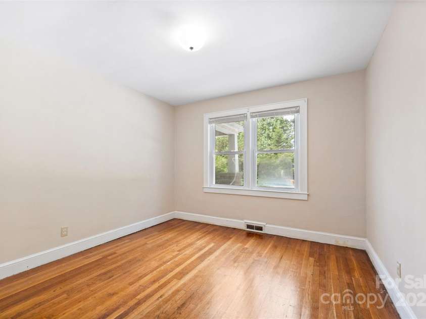 888 Monte Vista Road, Candler, NC 28715.  MLS# CAR4280575, YatesRealty ID 25386. 