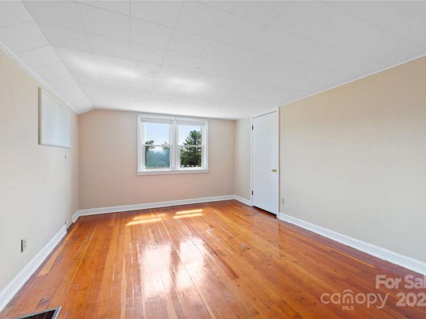 888 Monte Vista Road, Candler, NC 28715.  MLS# CAR4280575, YatesRealty ID 25386. 