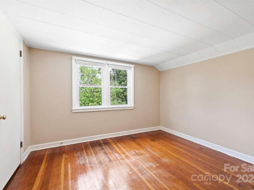 888 Monte Vista Road, Candler, NC 28715.  MLS# CAR4280575, YatesRealty ID 25386. 