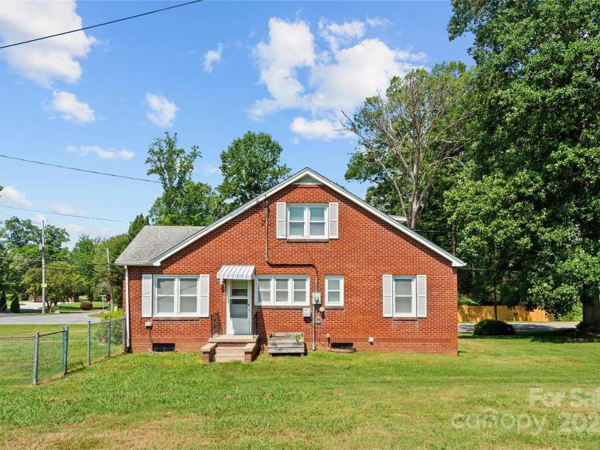 888 Monte Vista Road, Candler, NC 28715.  MLS# CAR4280575, YatesRealty ID 25386. 