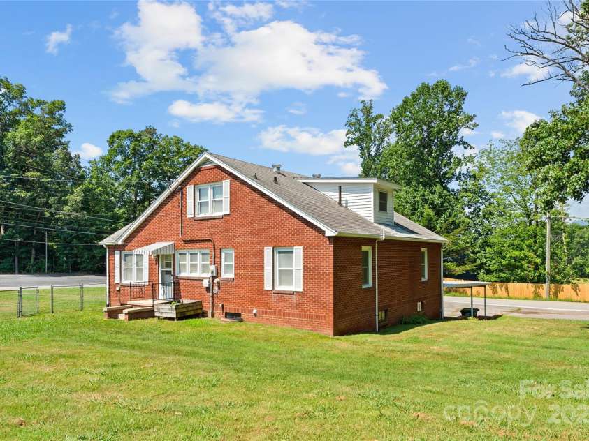 888 Monte Vista Road, Candler, NC 28715.  MLS# CAR4280575, YatesRealty ID 25386. 