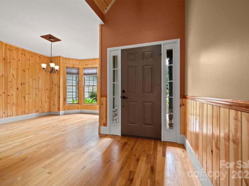 60 Bridge Lane, Tryon, NC 28782.  MLS# CAR4280439, YatesRealty ID 25389. Foyer/Entry