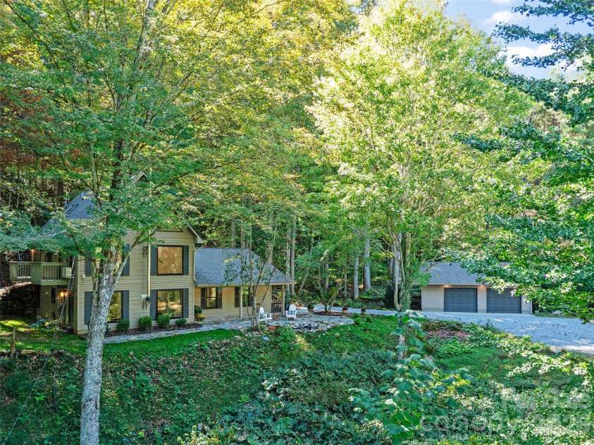 81 Summer Trees Lane, Burnsville, NC 28714.  MLS# CAR4383853, YatesRealty ID 25389. 