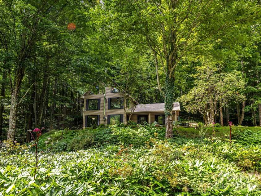 81 Summer Trees Lane, Burnsville, NC 28714.  MLS# CAR4417537, YatesRealty ID 25389. 