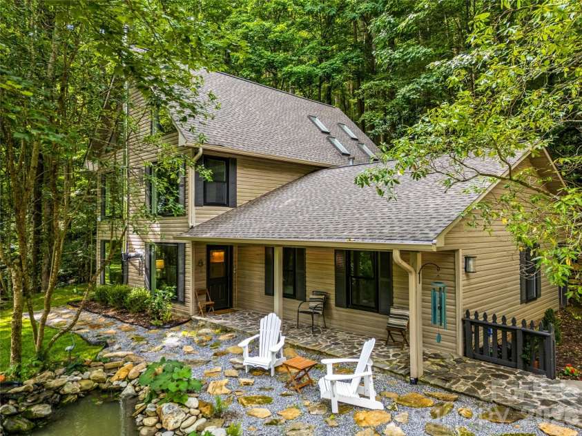 81 Summer Trees Lane, Burnsville, NC 28714.  MLS# CAR4417537, YatesRealty ID 25389. Exterior Front