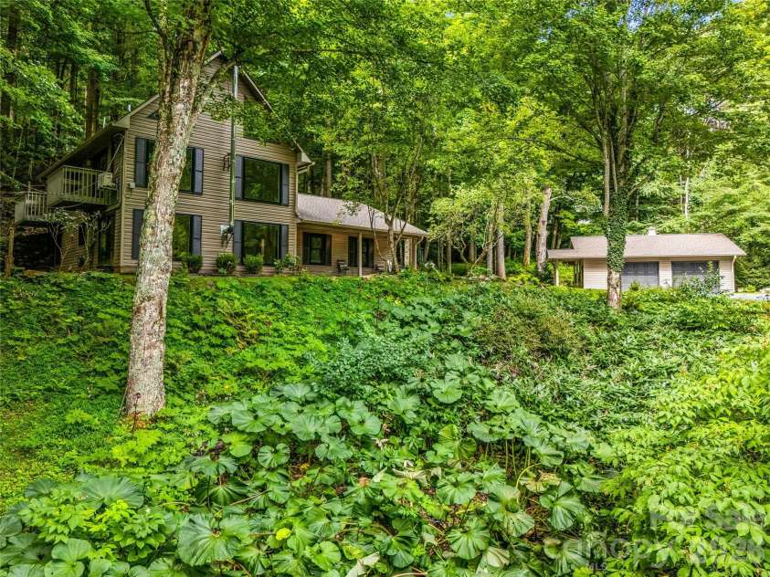 81 Summer Trees Lane, Burnsville, NC 28714.  MLS# CAR4417537, YatesRealty ID 25389. Exterior front