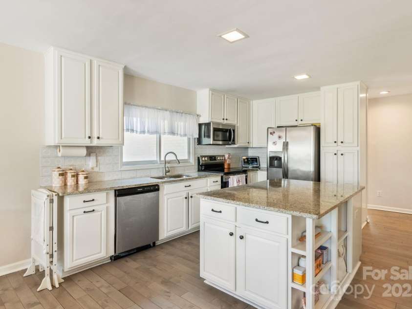 534 Kirby Lane, Matthews, NC 28104.  MLS# CAR4229062, YatesRealty ID 2539. 