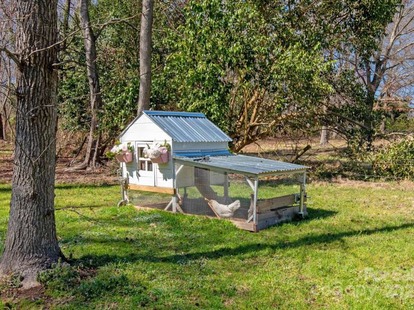 534 Kirby Lane, Matthews, NC 28104.  MLS# CAR4229062, YatesRealty ID 2539. 