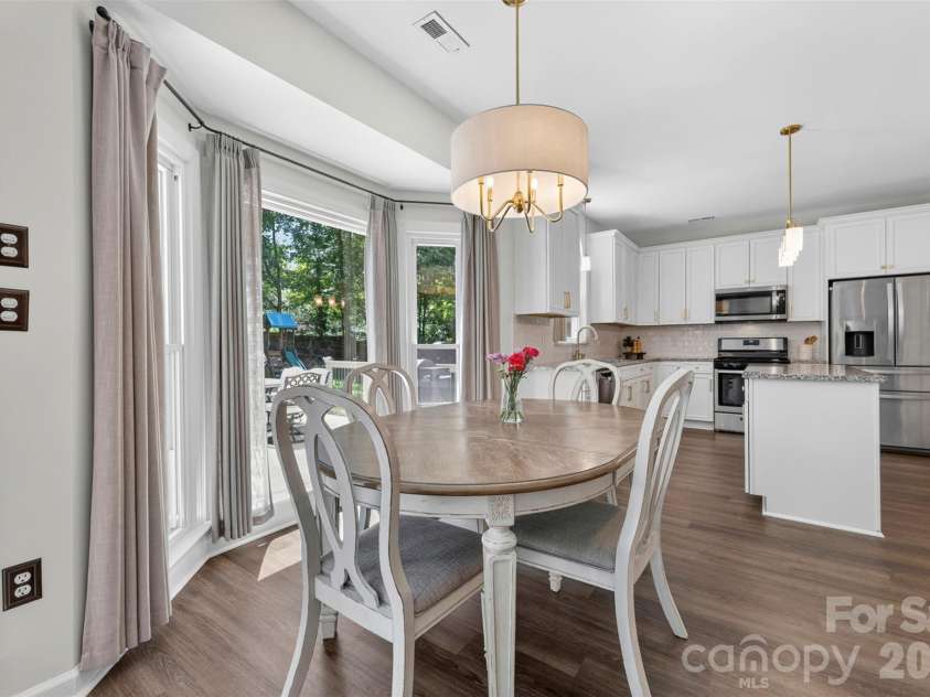 7618 Wingmont Drive, Charlotte, NC 28269.  MLS# CAR4382505, YatesRealty ID 25391. Breakfast Area