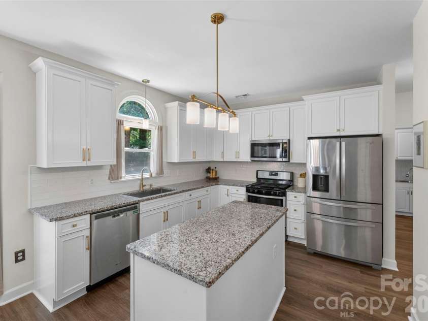 7618 Wingmont Drive, Charlotte, NC 28269.  MLS# CAR4382505, YatesRealty ID 25391. Kitchen
