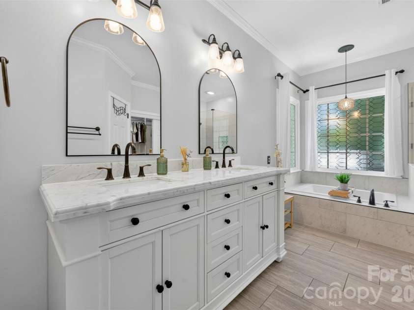 7618 Wingmont Drive, Charlotte, NC 28269.  MLS# CAR4382505, YatesRealty ID 25391. Primary Bathroom