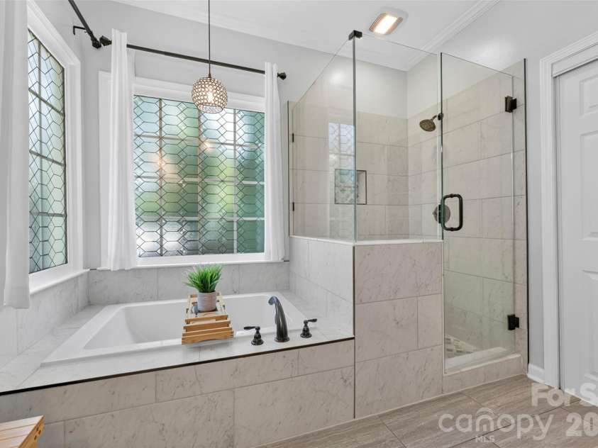 7618 Wingmont Drive, Charlotte, NC 28269.  MLS# CAR4382505, YatesRealty ID 25391. Primary Bathroom