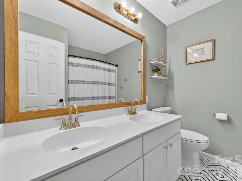 7618 Wingmont Drive, Charlotte, NC 28269.  MLS# CAR4382505, YatesRealty ID 25391. Upstairs Hall Bathroom