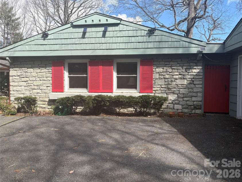 126 Ridgeview Road, Spruce Pine, NC 28777.  MLS# CAR4357070, YatesRealty ID 25393. 