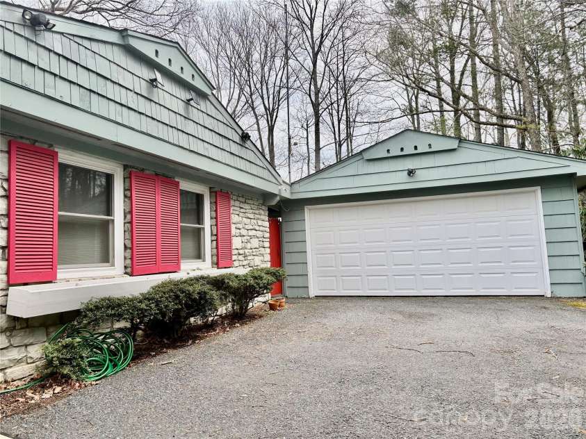 126 Ridgeview Road, Spruce Pine, NC 28777.  MLS# CAR4357070, YatesRealty ID 25393. 