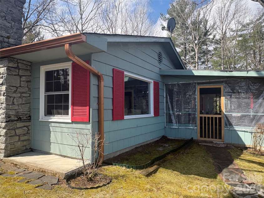 126 Ridgeview Road, Spruce Pine, NC 28777.  MLS# CAR4357070, YatesRealty ID 25393. 