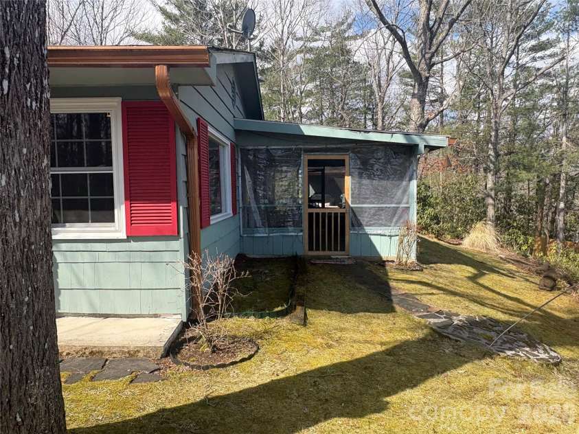 126 Ridgeview Road, Spruce Pine, NC 28777.  MLS# CAR4357070, YatesRealty ID 25393. 