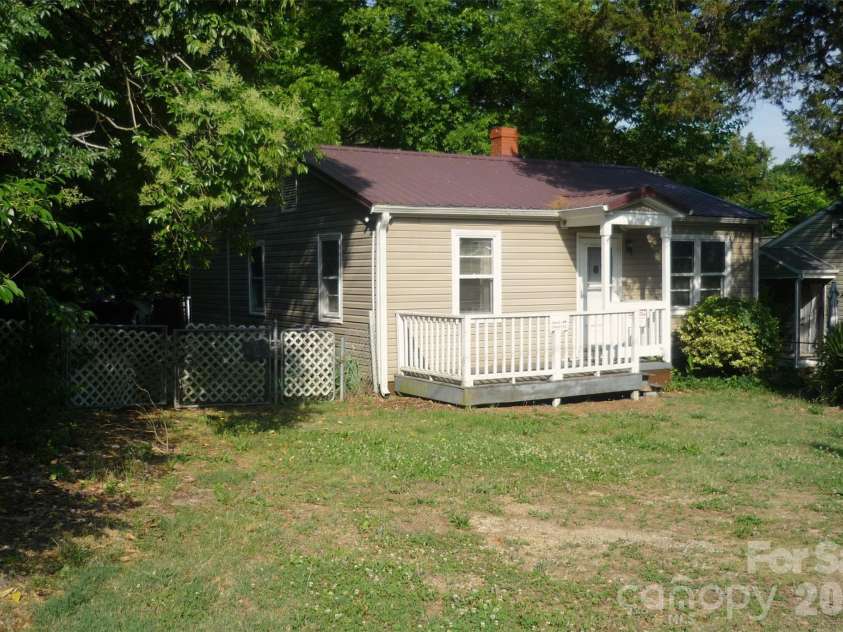 407 Pear Street, Gastonia, NC 28054.  MLS# CAR4385036, YatesRealty ID 25394. 
