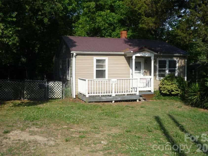 407 Pear Street, Gastonia, NC 28054.  MLS# CAR4385036, YatesRealty ID 25394. 