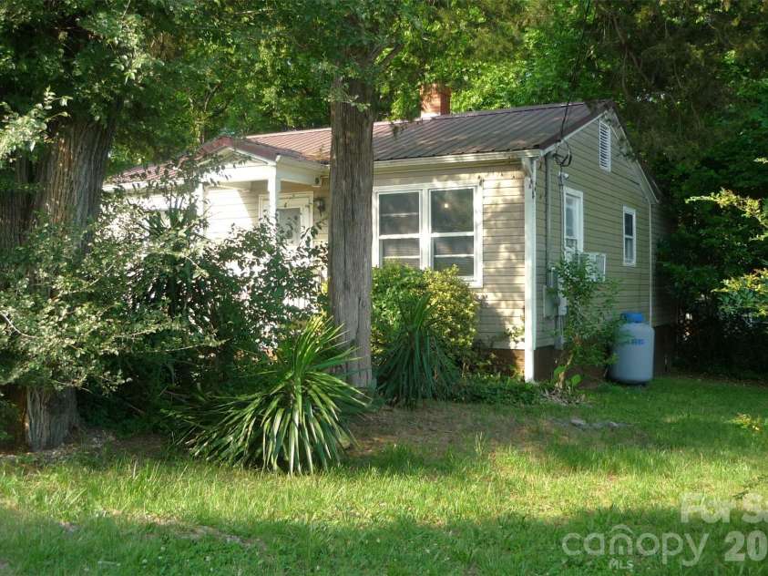 407 Pear Street, Gastonia, NC 28054.  MLS# CAR4385036, YatesRealty ID 25394. 