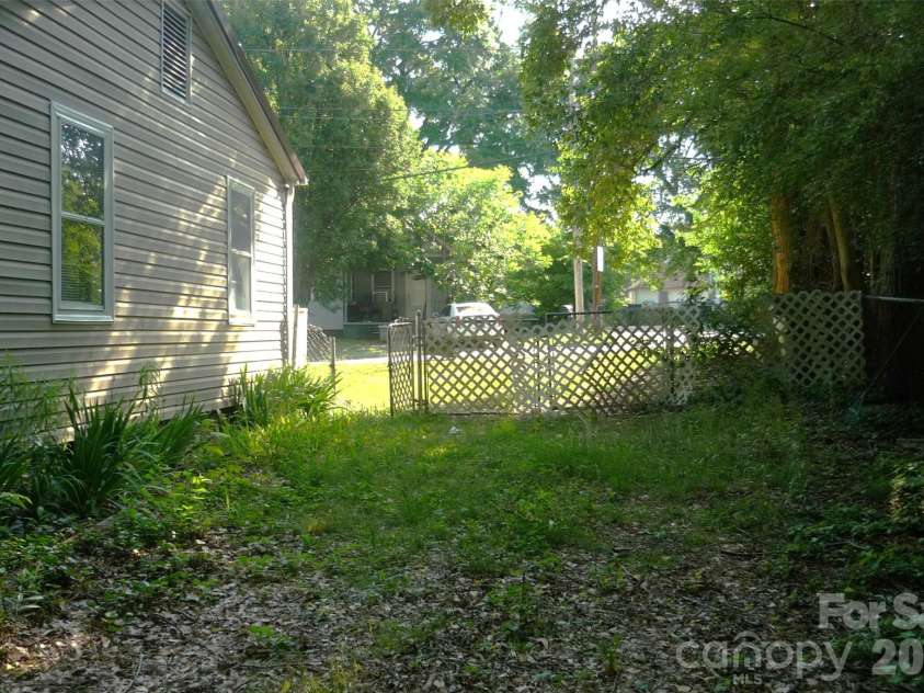 407 Pear Street, Gastonia, NC 28054.  MLS# CAR4385036, YatesRealty ID 25394. 