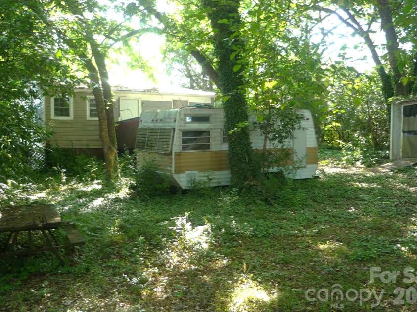407 Pear Street, Gastonia, NC 28054.  MLS# CAR4385036, YatesRealty ID 25394. 