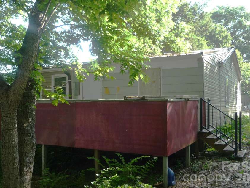 407 Pear Street, Gastonia, NC 28054.  MLS# CAR4385036, YatesRealty ID 25394. 