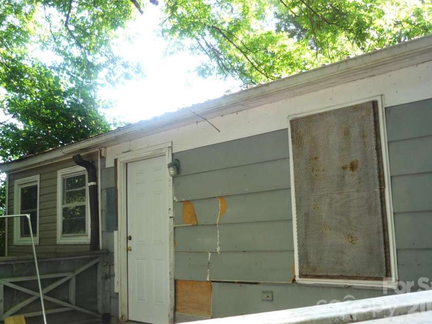 407 Pear Street, Gastonia, NC 28054.  MLS# CAR4385036, YatesRealty ID 25394. 