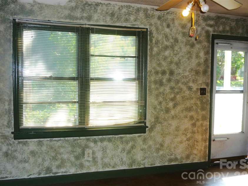 407 Pear Street, Gastonia, NC 28054.  MLS# CAR4385036, YatesRealty ID 25394. 