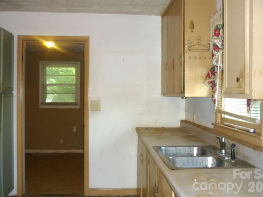 407 Pear Street, Gastonia, NC 28054.  MLS# CAR4385036, YatesRealty ID 25394. 