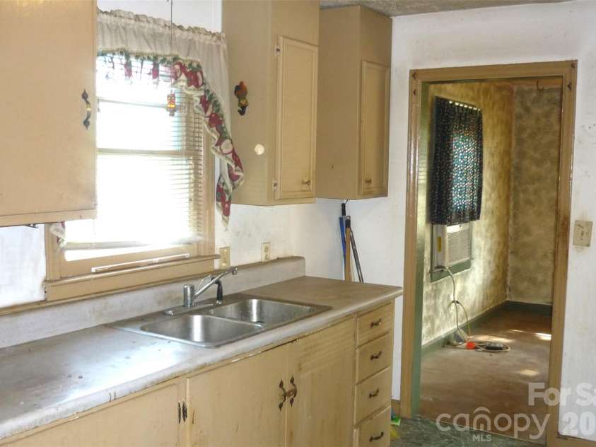 407 Pear Street, Gastonia, NC 28054.  MLS# CAR4385036, YatesRealty ID 25394. 